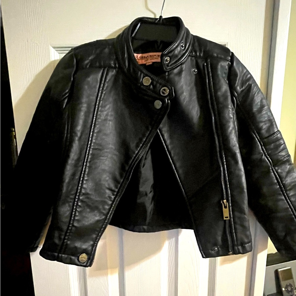 Girls leather jacket. Size 6x. Great condition.